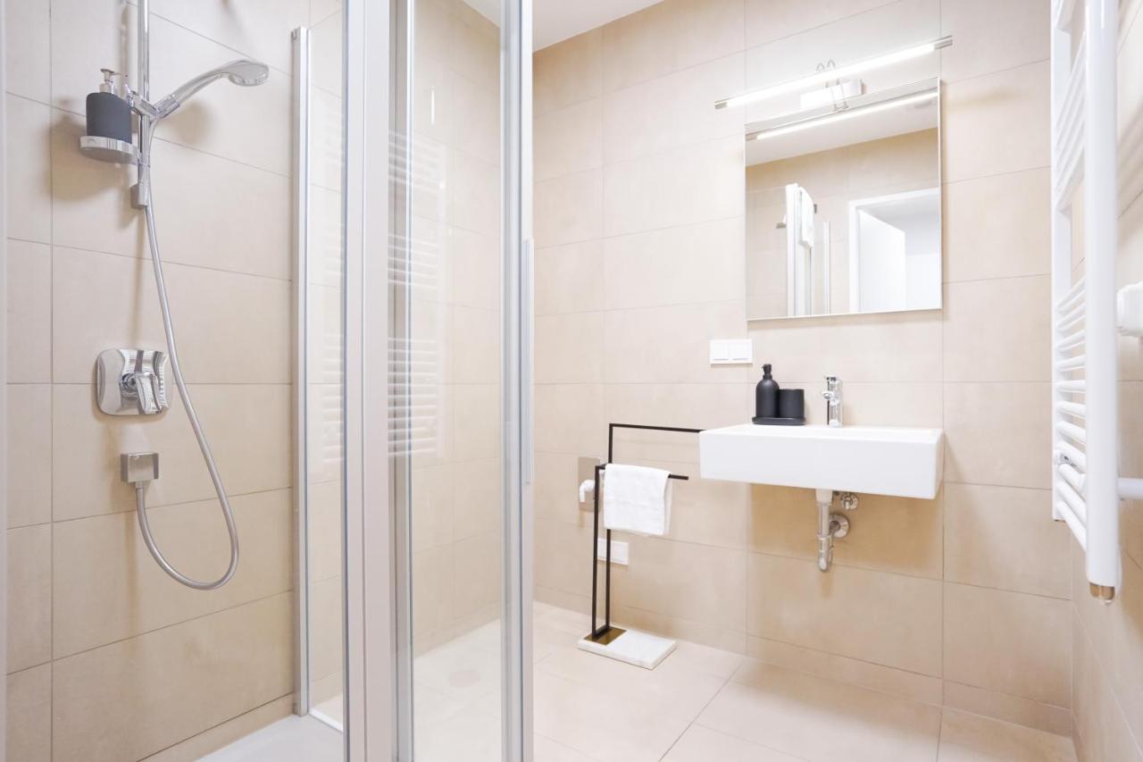 Exclusive 2-Bedroom Condo With Pool & Balcony Wien Eksteriør bilde
